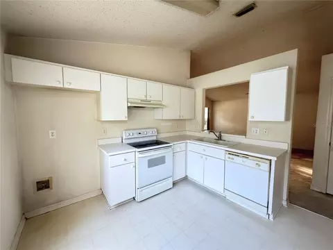 Kitchen - 6608 Northhaven Ct, Riverview, FL 33578 photo 2 of 3