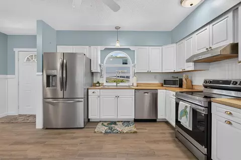 Kitchen - 6086 Island Dr, Weeki Wachee, FL 34607 photo 6 of 7