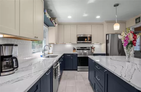 Kitchen - 3711 E Turquoise Dr, Hernando, FL 34442 photo 5 of 6