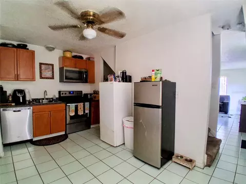 Kitchen - 1208 S Taylor Rd, Seffner, FL 33584 photo 4 of 5