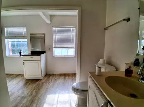 Bath - 1208 S Taylor Rd, Seffner, FL 33584 photo 3 of 4