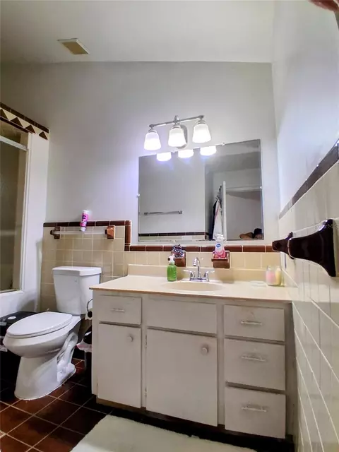 Bath - 1208 S Taylor Rd, Seffner, FL 33584 photo 4 of 4