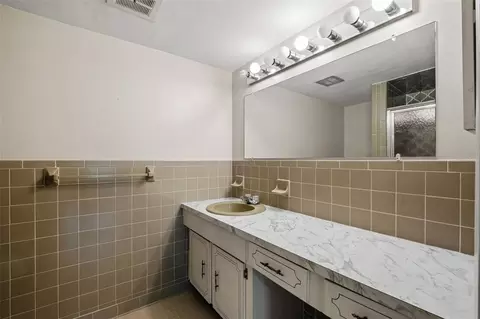 Bath - 8024 Beaver Creek Loop, Hudson, FL 34667 photo 1 of 3