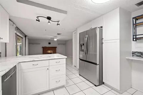 Kitchen - 8024 Beaver Creek Loop, Hudson, FL 34667 photo 6 of 7