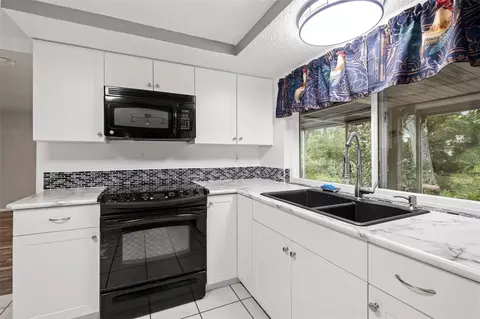 Kitchen - 8024 Beaver Creek Loop, Hudson, FL 34667 photo 4 of 7