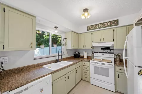 Kitchen - 10048 Amidon St, Spring Hill, FL 34608 photo 3 of 4
