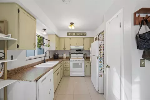Kitchen - 10048 Amidon St, Spring Hill, FL 34608 photo 2 of 4