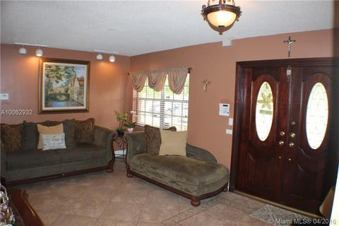565 W 77th St, Hialeah, FL 33014 photo 4