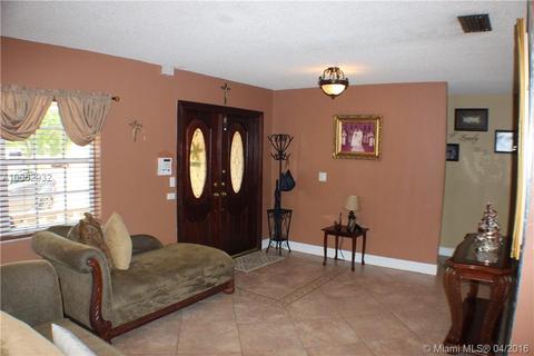 565 W 77th St, Hialeah, FL 33014 photo 3