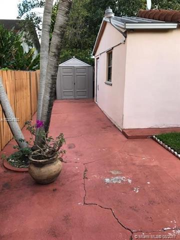 967 W 39th Pl, Hialeah, FL 33012 photo 4