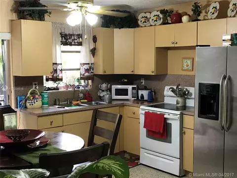 721 SE 8th St, Hialeah, FL 33010 photo 2