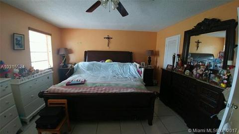 978 W 80th Pl, Hialeah, FL 33014 photo 3