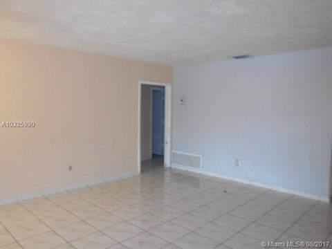 7296 Jacaranda Ln, Miami Lakes, FL 33014 photo 2