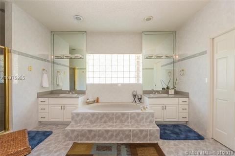 8340 NW 154th Ter, Miami Lakes, FL 33016 photo 10