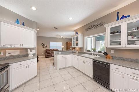 8340 NW 154th Ter, Miami Lakes, FL 33016 photo 3