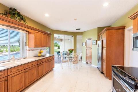 15650 NW 83rd Pl, Miami Lakes, FL 33016 photo 3