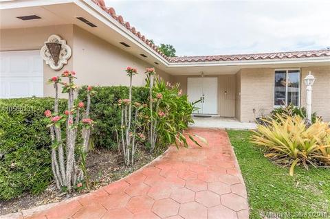 14601 Sabal Dr, Miami Lakes, FL 33014 photo 2