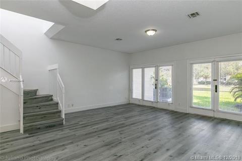 102 E Hemingway Cir, Margate, FL 33063 photo 2