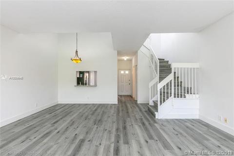 102 E Hemingway Cir, Margate, FL 33063 photo 4