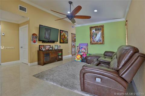 2640 W 68th Pl, Hialeah, FL 33016 photo 2