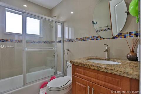 2640 W 68th Pl, Hialeah, FL 33016 photo 8