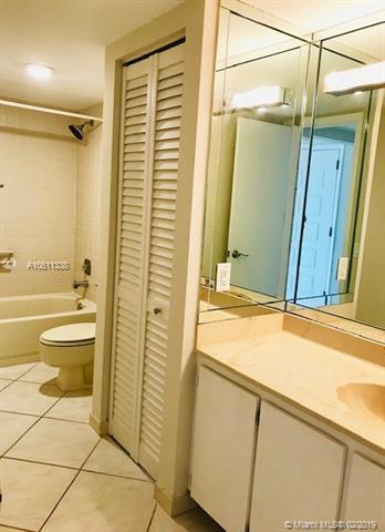 19600 E Lake Dr, Hialeah, FL 33015 photo 15