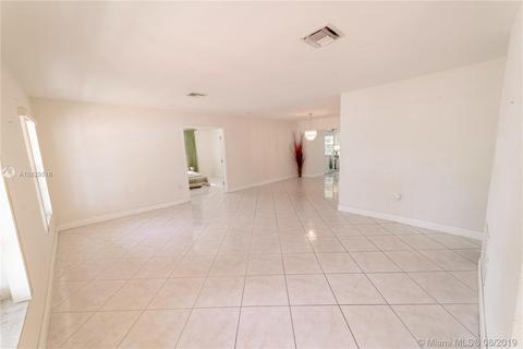 8861 N Kendall Dr, Miami, FL 33176 photo 2