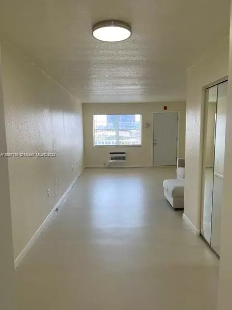 240 Collins Ave #7E W/PARKING, Miami Beach, FL 33139