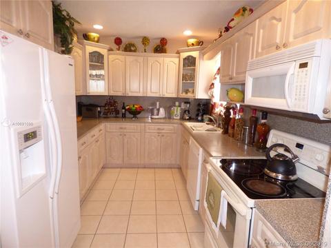 910 NE 164th St, North Miami Beach, FL 33162 photo 4