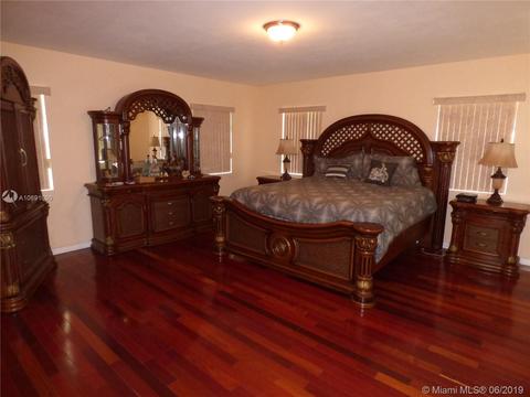 910 NE 164th St, North Miami Beach, FL 33162 photo 2