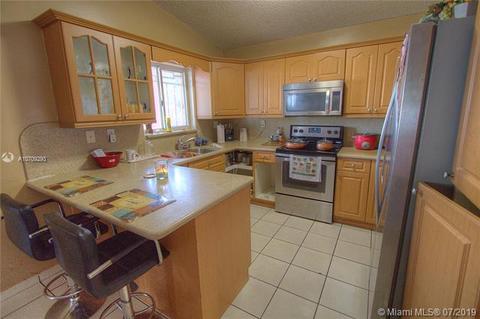 2659 W 68th Pl, Hialeah, FL 33016 photo 5