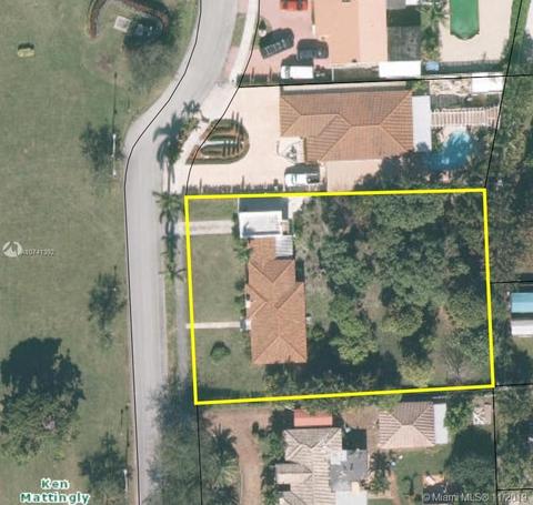 301 Circle Dr, Hialeah, FL 33010 photo 2