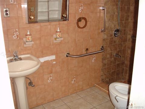 821 NE 2nd Pl, Hialeah, FL 33010 photo 23