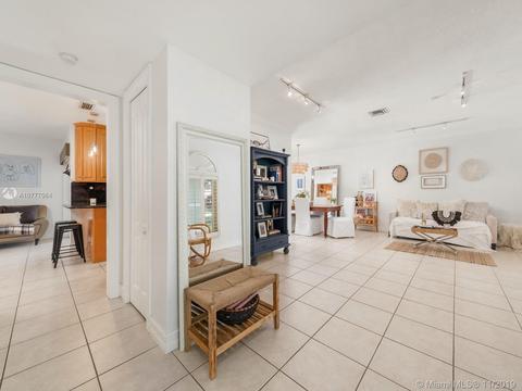6910 Bottlebrush Dr, Miami Lakes, FL 33014 photo 2