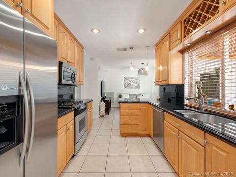 6910 Bottlebrush Dr, Miami Lakes, FL 33014 photo 4