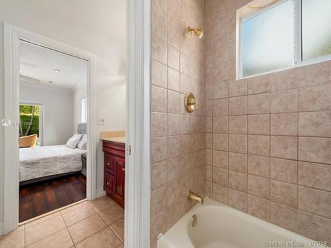 6910 Bottlebrush Dr, Miami Lakes, FL 33014 photo 12
