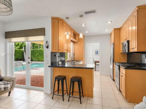 6910 Bottlebrush Dr, Miami Lakes, FL 33014 photo 5
