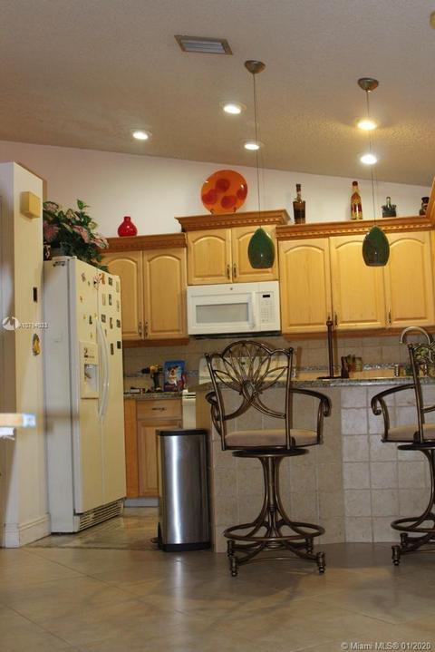 2730 W 73rd Pl, Hialeah, FL 33016 photo 8