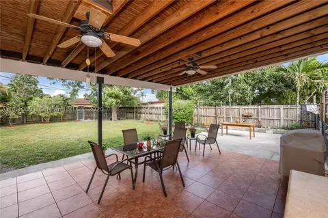 541 E 29th St, Hialeah, FL 33013 photo 1
