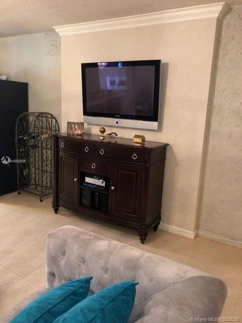 6900 Crown Gate Dr, Miami Lakes, FL 33014 photo 4