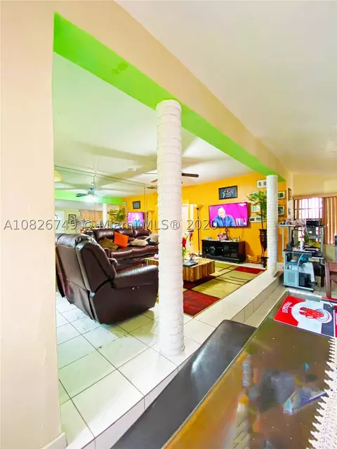 567 SE 1st St, Hialeah, FL 33010 photo 2