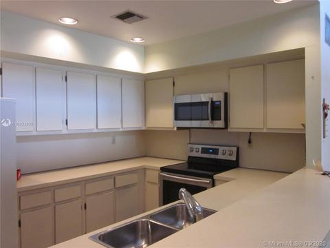 7001 Greentree Ln, Miami Lakes, FL 33014 photo 4