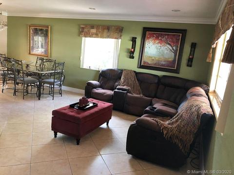 720 W 74th Pl, Hialeah, FL 33014 photo 4