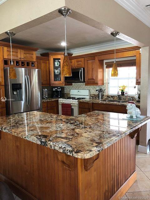 720 W 74th Pl, Hialeah, FL 33014 photo 1