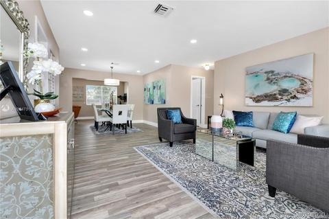 560 SE 3rd Ave, Pompano Beach, FL 33060 photo 2