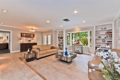 6751 Gleneagle Dr, Miami Lakes, FL 33014 photo 2