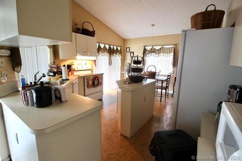 5324 Pine Cir, Coral Springs, FL 33067 photo 5