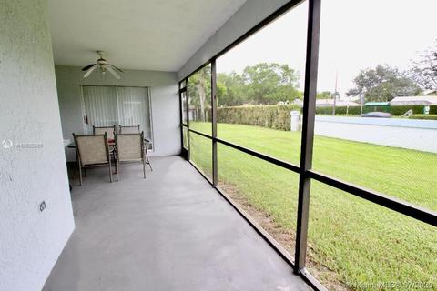 5324 Pine Cir, Coral Springs, FL 33067 photo 2