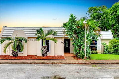 7403 Twin Sabal Dr, Miami Lakes, FL 33014 photo 1