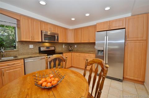 631 NE 2nd Pl, Hialeah, FL 33010 photo 16